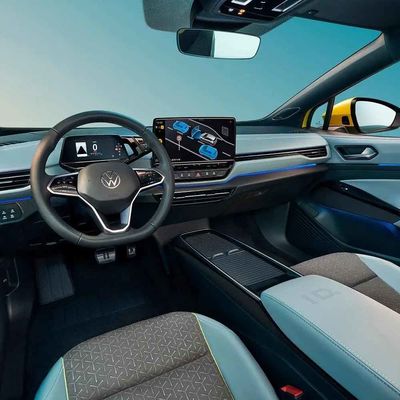 En existencia automóvil EV SUV Volkswagen ID4 X auto parqueando 600 kilómetros de gama para la familia