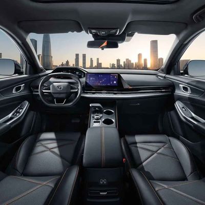 4 puertas 5 asientos Changan CS55 MÁS 2023 la gasolina de la versión 1.5T DCT de la ballena azul