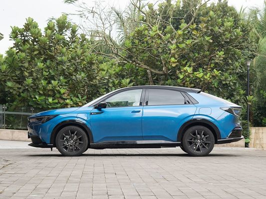 Vehículo eléctrico Honda eNP2 150 kW de potencia y 545 km de autonomía para conducción familiar en el desierto