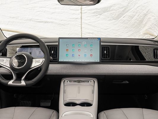 Display de pantalla táctil Características interiores 2025 Modelo BYD EV Coche con techo solar y batería de 60.9kWh Energía de carga rápida Vehículo eléctrico en venta
