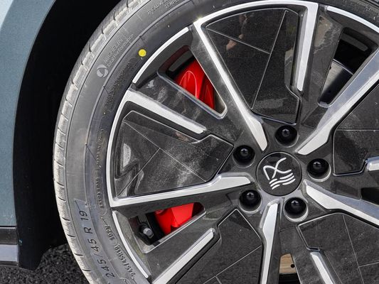 Modelo de vehículo 601km Rango de 83.2kWh Capacidad de la batería AWD Carga rápida Techo solar Alta tensión Confortable para la familia