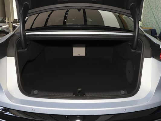 Modelo de vehículo 601km Rango de 83.2kWh Capacidad de la batería AWD Carga rápida Techo solar Alta tensión Confortable para la familia