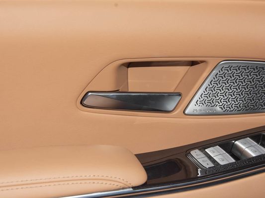 Modelo de vehículo 601km Rango de 83.2kWh Capacidad de la batería AWD Carga rápida Techo solar Alta tensión Confortable para la familia