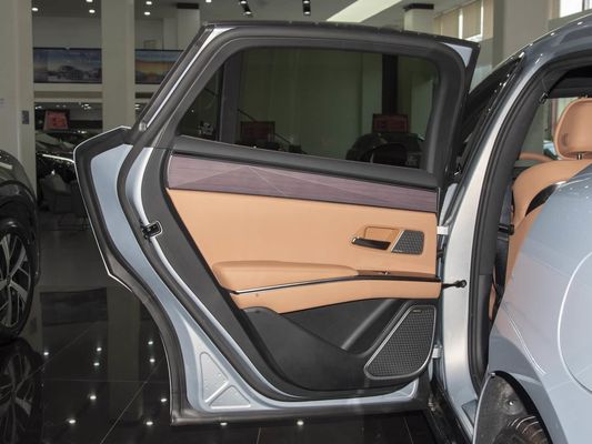 Modelo de vehículo 601km Rango de 83.2kWh Capacidad de la batería AWD Carga rápida Techo solar Alta tensión Confortable para la familia