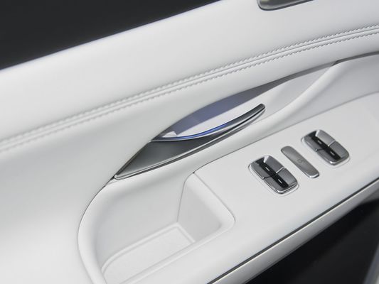 2025 Xpeng G9 SUV totalmente eléctrico 93.1kWh Capacidad de batería 423kW Máxima potencia del motor 680km Largo alcance y carga rápida con techo solar