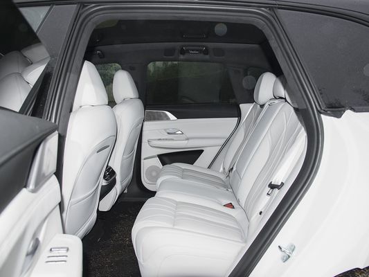 2025 Xpeng G9 SUV totalmente eléctrico 93.1kWh Capacidad de batería 423kW Máxima potencia del motor 680km Largo alcance y carga rápida con techo solar