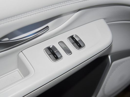 2025 Xpeng G9 SUV totalmente eléctrico 93.1kWh Capacidad de batería 423kW Máxima potencia del motor 680km Largo alcance y carga rápida con techo solar