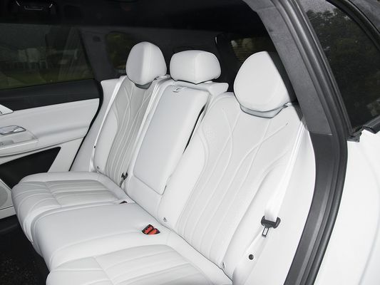 2025 Xpeng G9 SUV totalmente eléctrico 93.1kWh Capacidad de batería 423kW Máxima potencia del motor 680km Largo alcance y carga rápida con techo solar