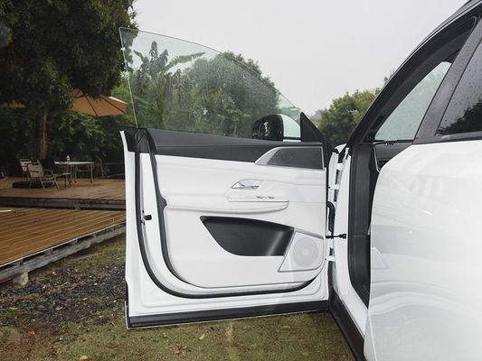 2025 Xpeng G9 SUV totalmente eléctrico 93.1kWh Capacidad de batería 423kW Máxima potencia del motor 680km Largo alcance y carga rápida con techo solar
